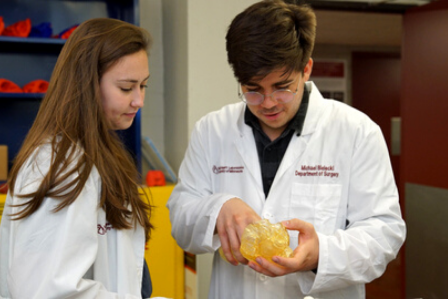 Así practican estudiantes de medicina con modelos anatómicos en 3D